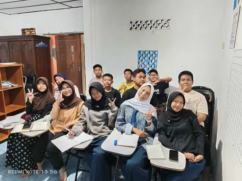 Siswa-siswi SMP antusias belajar di kelas ber-AC Star Bimbel